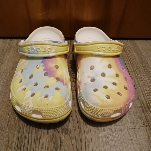 CROCS TYE DYED Sz 7 - Picture 2 of 12